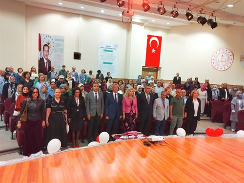 Kaymakamımız Sn Ali Sırmalı ve Eşi Sn Nuray Sırmalı Hanımefendi, Okuma-Yazma Kursu Mezuniyet Törenine İştirak Etti